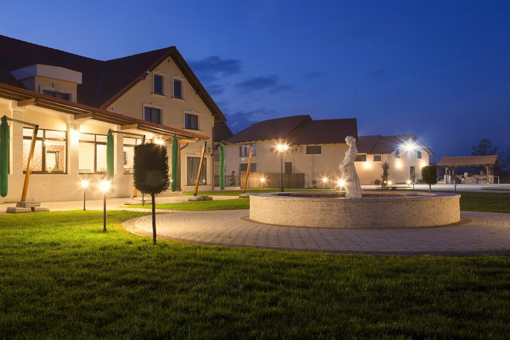 Allegria Hotel Алба-Юлия Экстерьер фото